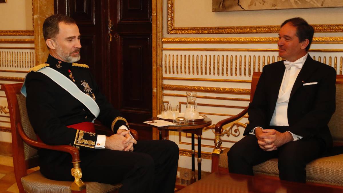 Felipe VI con el embajador belga, Marc Calcoen, en 2017.