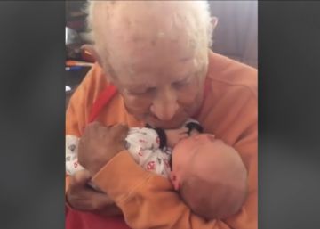 El tierno abrazo de un bisabuelo de 105 años que se ha hecho viral