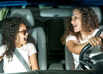 Si quieres que la relación con tu hijo mejore, sube la música en el coche