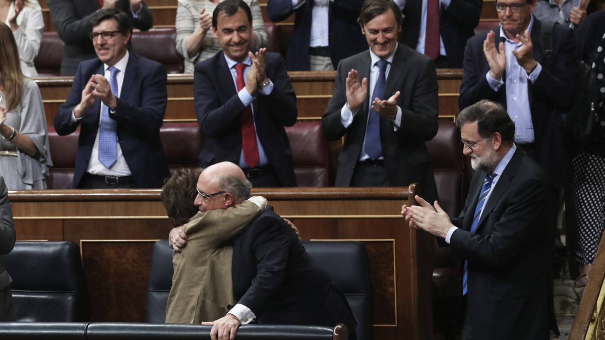 Montoro es felicitado por Santamaría.