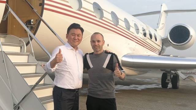 Iniesta con Mikitani, antes del viaje.