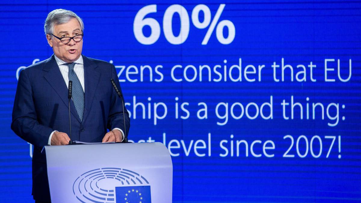 Antonio Tajani presenta los resultados del Eurobarómetro.