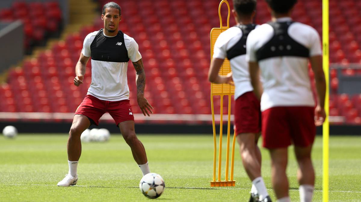 Virgil van Dijk se dispone a controlar el balón.