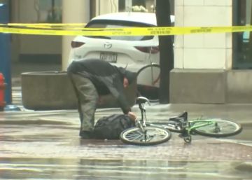 Un ciclista desobedece las medidas de seguridad y comprueba si hay una bomba en una mochila