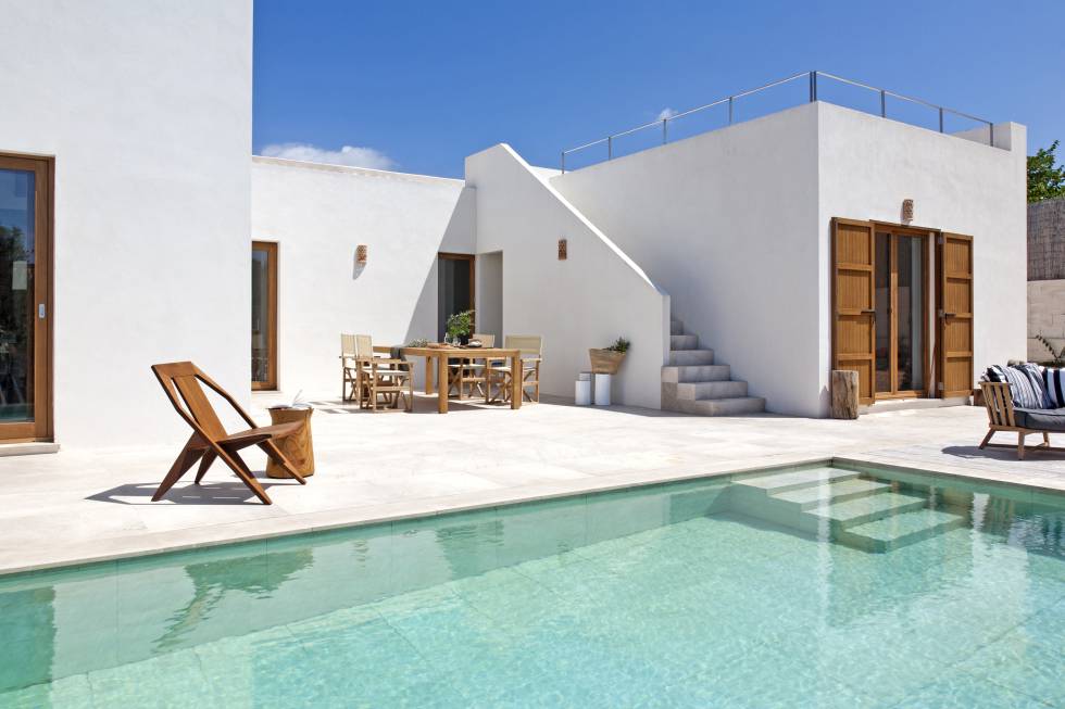 Los patios proporcionan espacios de privacidad en esta vivienda, aislando las estancias exteriores de las casas vecinas.