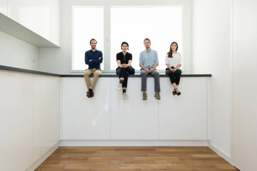 Alessandro Bosshard, Li Tavor, Matthew van der Ploeg y Ani Viherwaara, arquitectos del pabellón suizo, sentados en su interior.rn rn