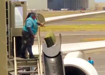 Una empleada de un aeropuerto, cazada tirando al aire las maletas