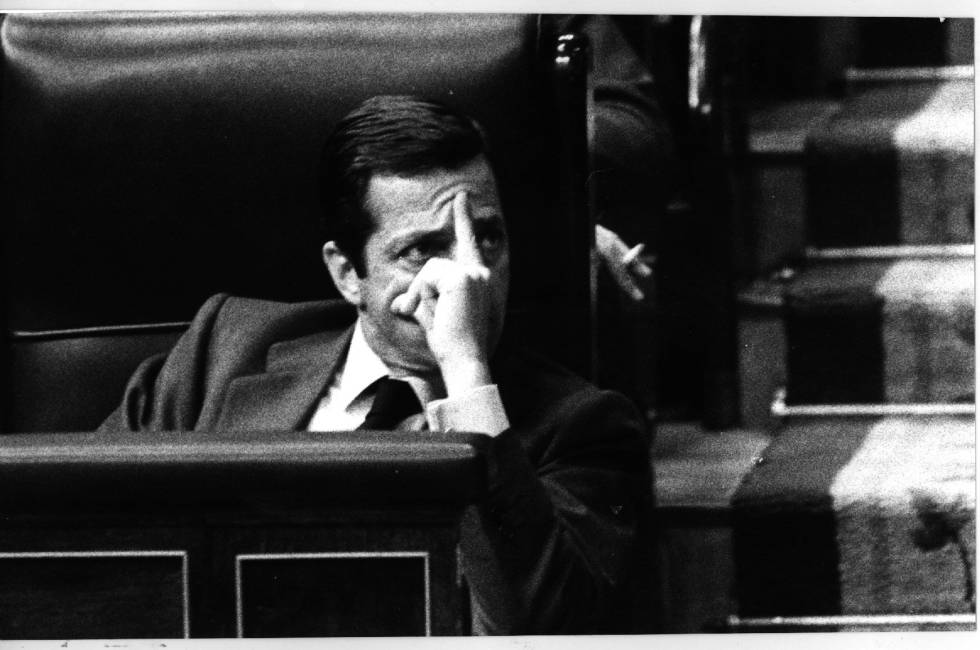 El presidente del Gobierno, Adolfo Suárez, durante la moción censura presentada contra él