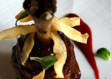 Cigot de cordero a la miel con chips de Salsifis, un plato del restaurante Lillas Pastía, en Huesca.