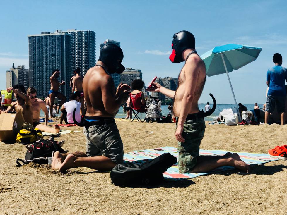 Entre los millennial adeptos a la cultura 'leather' hay un grupo que se autodenomina 'puppies' (perritos). Van con máscaras de perro, cogidos por cadenas, jadean, se lamen unos a otros... Están muy comprometidos con su papel, hasta en la playa, con las máscaras puestas a 33 grados.