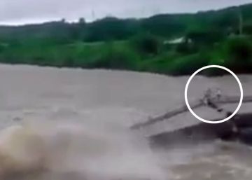 Dos personas escapan por poco del derrumbe de un puente en Cuba