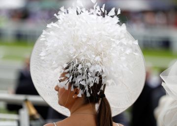 Epsom se llena de sombreros en el día de las damas