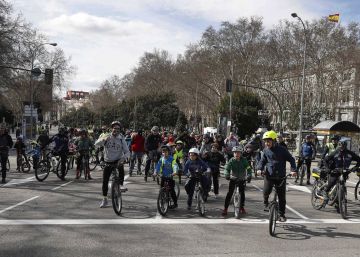 La propuesta de un carril bici en la Castellana sale a la calle