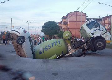 Un socavón se ‘traga’ un camión y un coche en Argentina