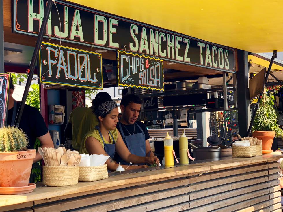 PUESTO DE TACOS EN EL MERCADO AL AIRE LIBRE DE TORVEHALLERNE CAPEL