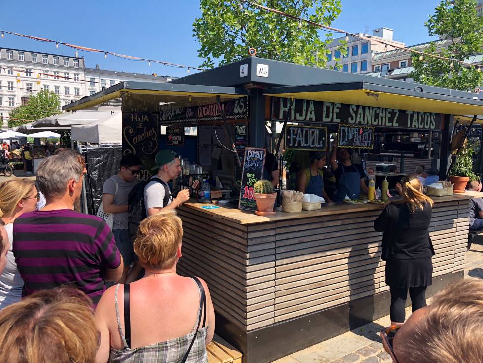 LARGAS COLAS EN EL MERCADO DE TORVEHALLERNE AL AIRE LIBRE EN COPENHAGUE CAPEL