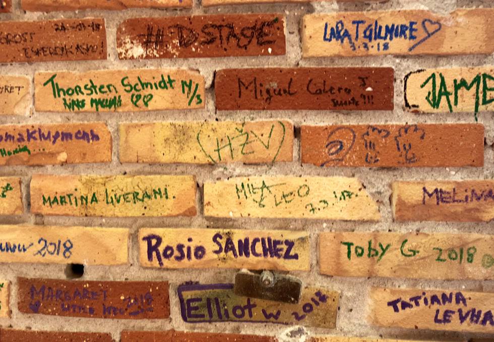 PARED DEL NUEVO RESTAURANTE NOMA QUE RINDE MEMORIA A ALGUNOS DE LOS ALUMNOS DE RENÉE REDZEPI CAPEL
