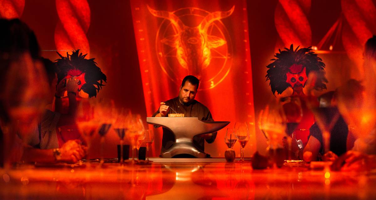 Felix Herrero, jefe de cocina de Sublimotion, en el infierno en el ensayo general de la cena.