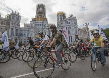 Cientos de personas pedalean para pedir un carril bici en la Castellana