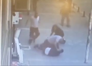 Un hombre derriba de un puñetazo a otro que estaba agrediendo a su pareja