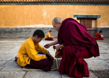 Monjes 'millennials' se hacen cargo de los monasterios budistas en Mongolia