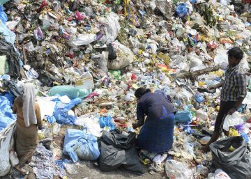 Ciudadanos indios rebuscan en un vertedero de plástico este martes, Día Mundial del Medio Ambiente centrado en este residuo.