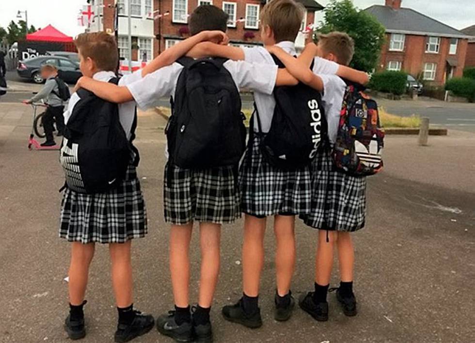 Colegio prohíbe a niños usar shorts y les propone faldas
