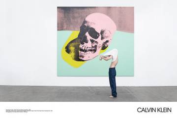 Primera campaña de Calvin Klein, con la obra 'Memento Mori' de Warhol de fondo.