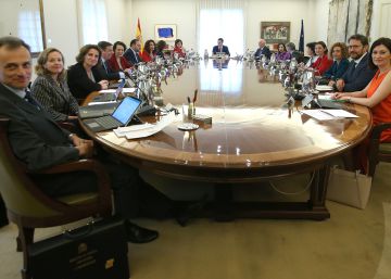 El primer Consejo de Ministros del Gobierno de Sánchez, en imágenes