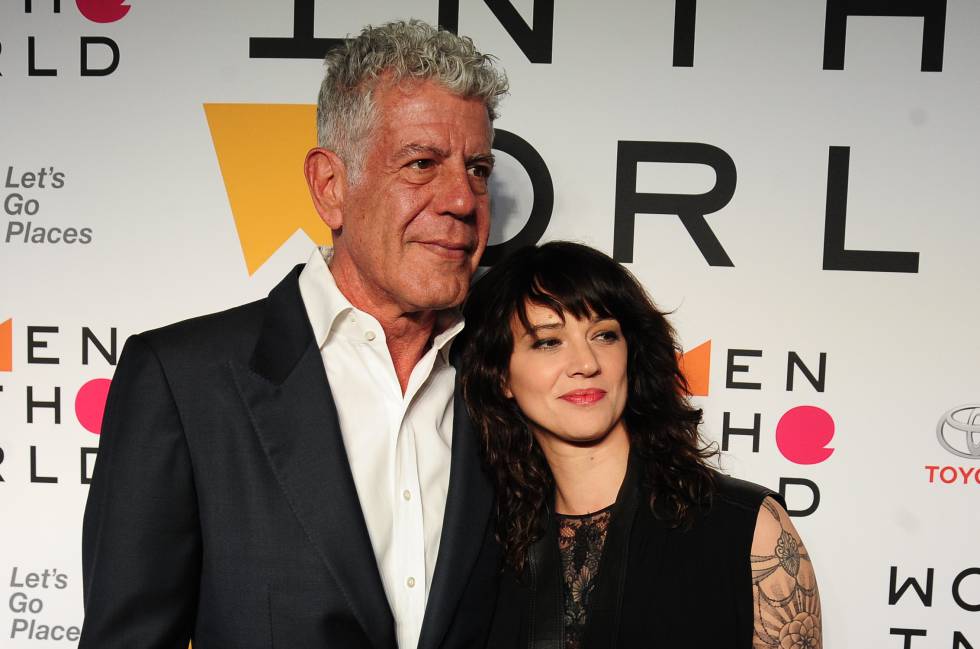 Anthony Bourdain y su pareja la actriz Asia Argento en abril de 2018