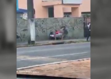 Una decena de personas socorre a una
mujer de su agresor en plena calle