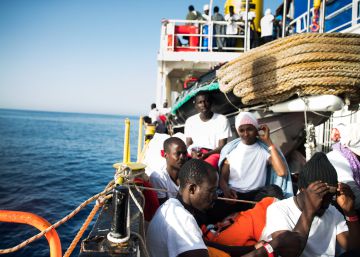 600 personas en busca de puerto a bordo del 'Aquarius', en imágenes