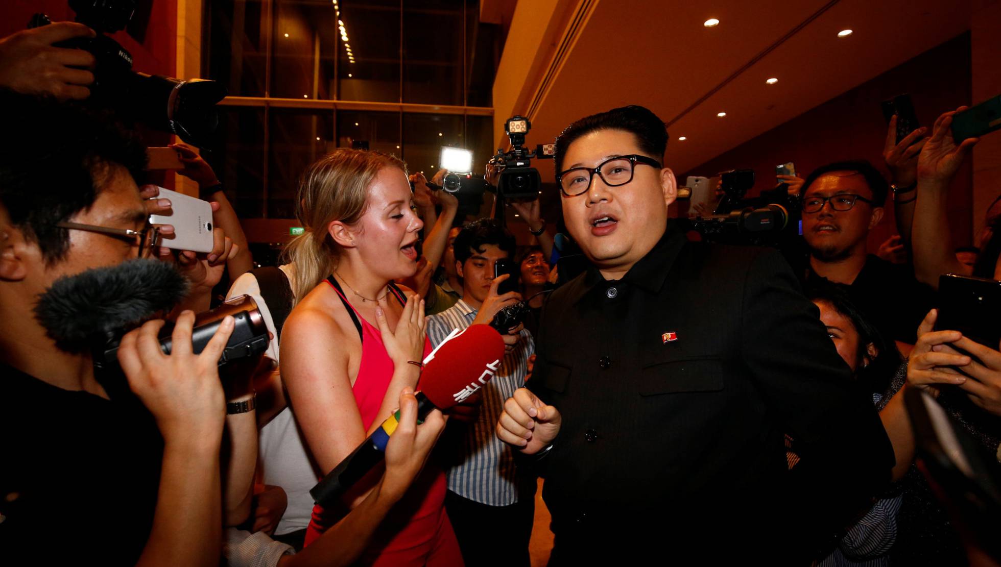 Howard, una suplantación australiano-china de Kim Jong-un, antes de abandonar el hotel Marina Bay Sands de Singapur.