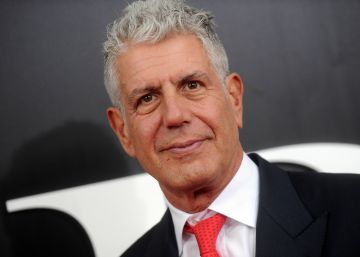 La hija de Anthony Bourdain actúa en un concierto dos días después del suicidio de su padre
