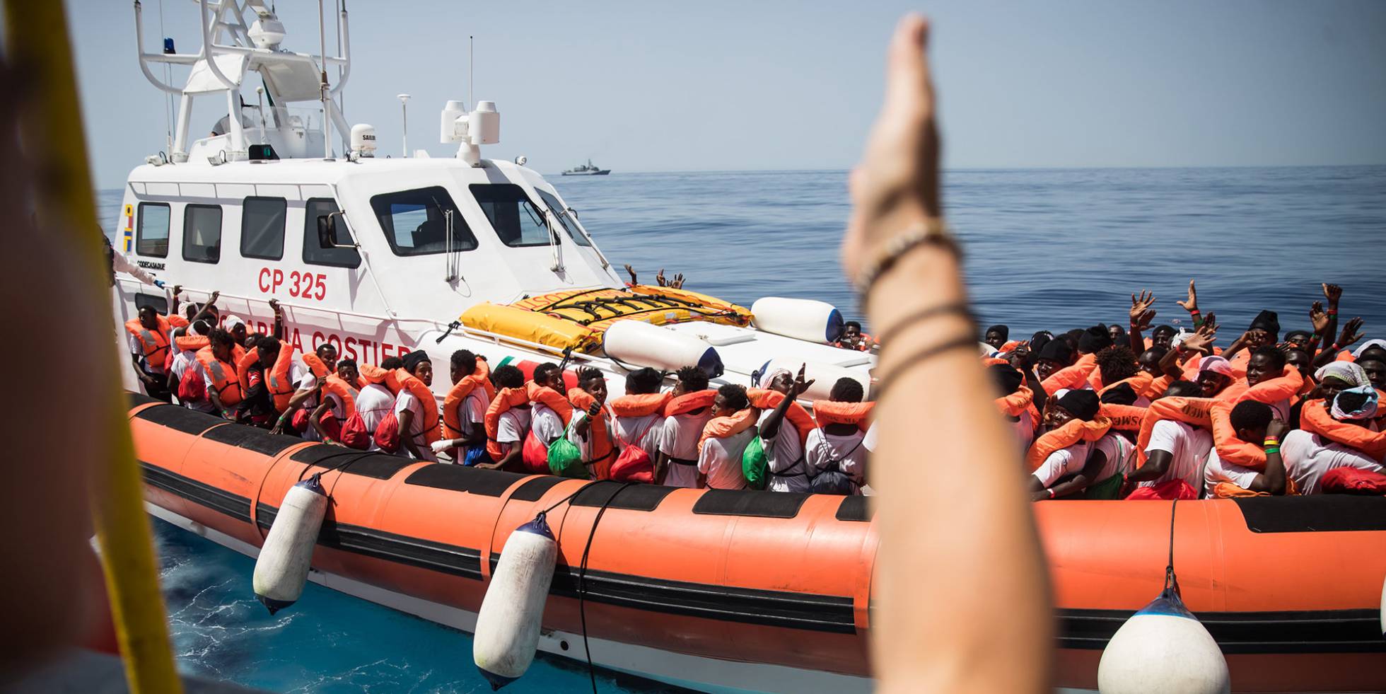 Traspaso de migrantes a las autoridades italianas.