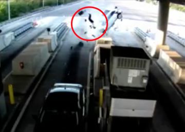 Un conductor sale disparado de su coche tras estamparse contra un peaje