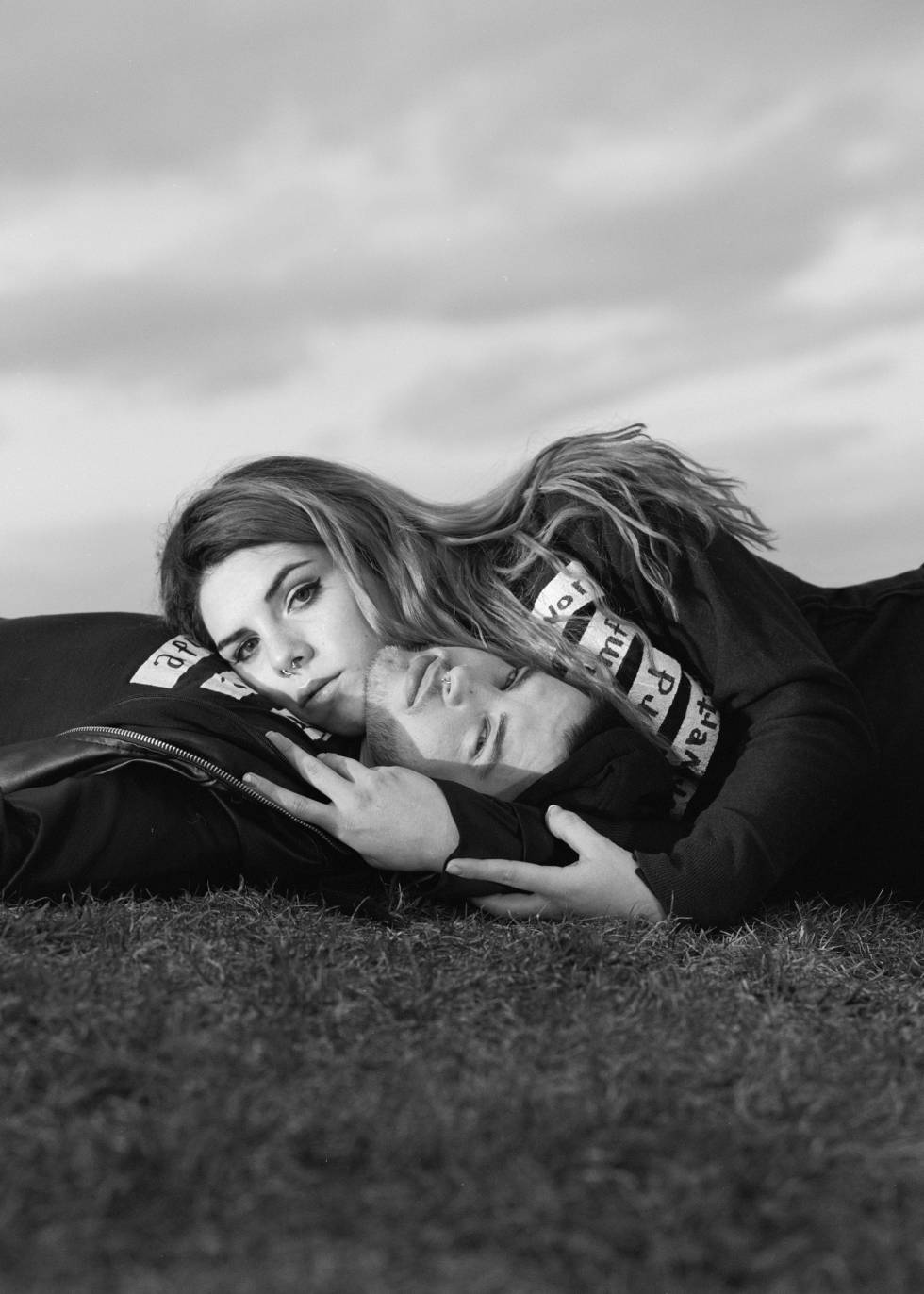 Yara, de 19 años, y John, de 20, son pareja y ambos han transicionado. Se conocieron cuando los dos trabajaban en un Primark.