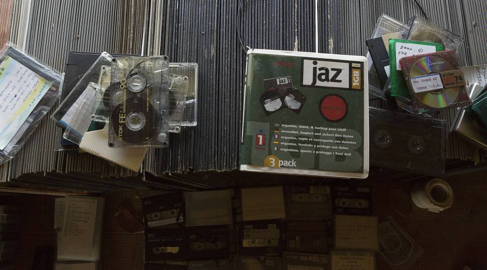 Vinilos, cassettes y discos compactos en el estudio del músico.