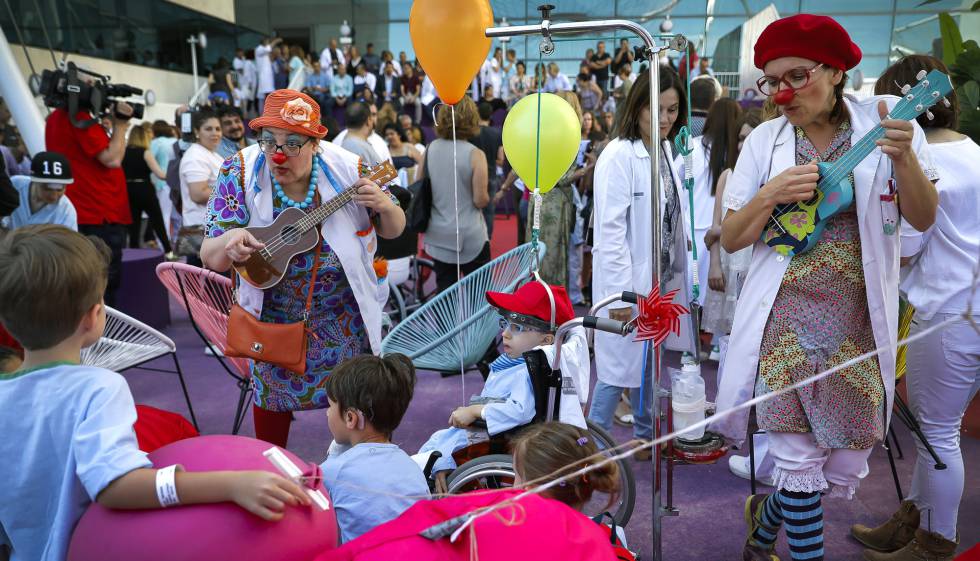 Un jardín de juegos en la azotea del hospital para los niños ingresados