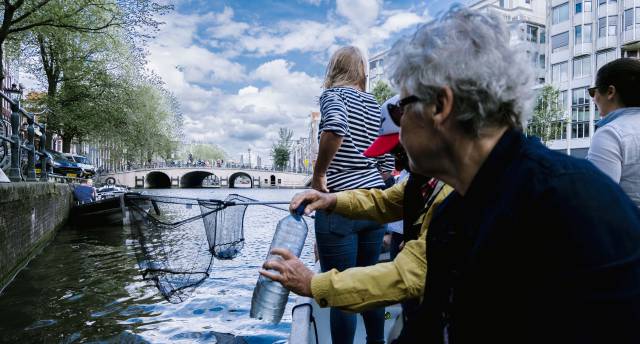 Recogida de plástico en los canales de Ámsterdam.
