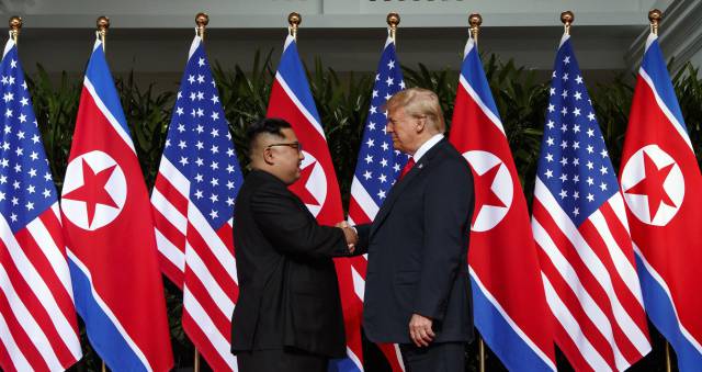 El presidente de EE UU, Donald Trump, junto al líder norcoreano, Kim Jong-un, durante su encuentro en Singapur el pasado martes.