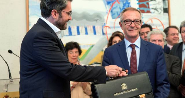El nuevo ministro de Cultura y Deporte Jose Guirao con su breve antecesor en el cargo, Màxim Huerta.