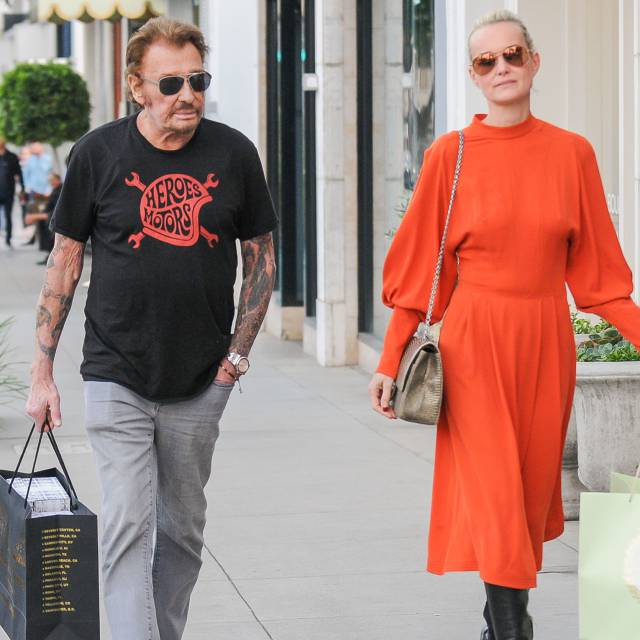 El artista francés Johnny Hallyday con su mujer Laeticia pasean en Los Ángeles (EE UU) en febrero de 2017.
