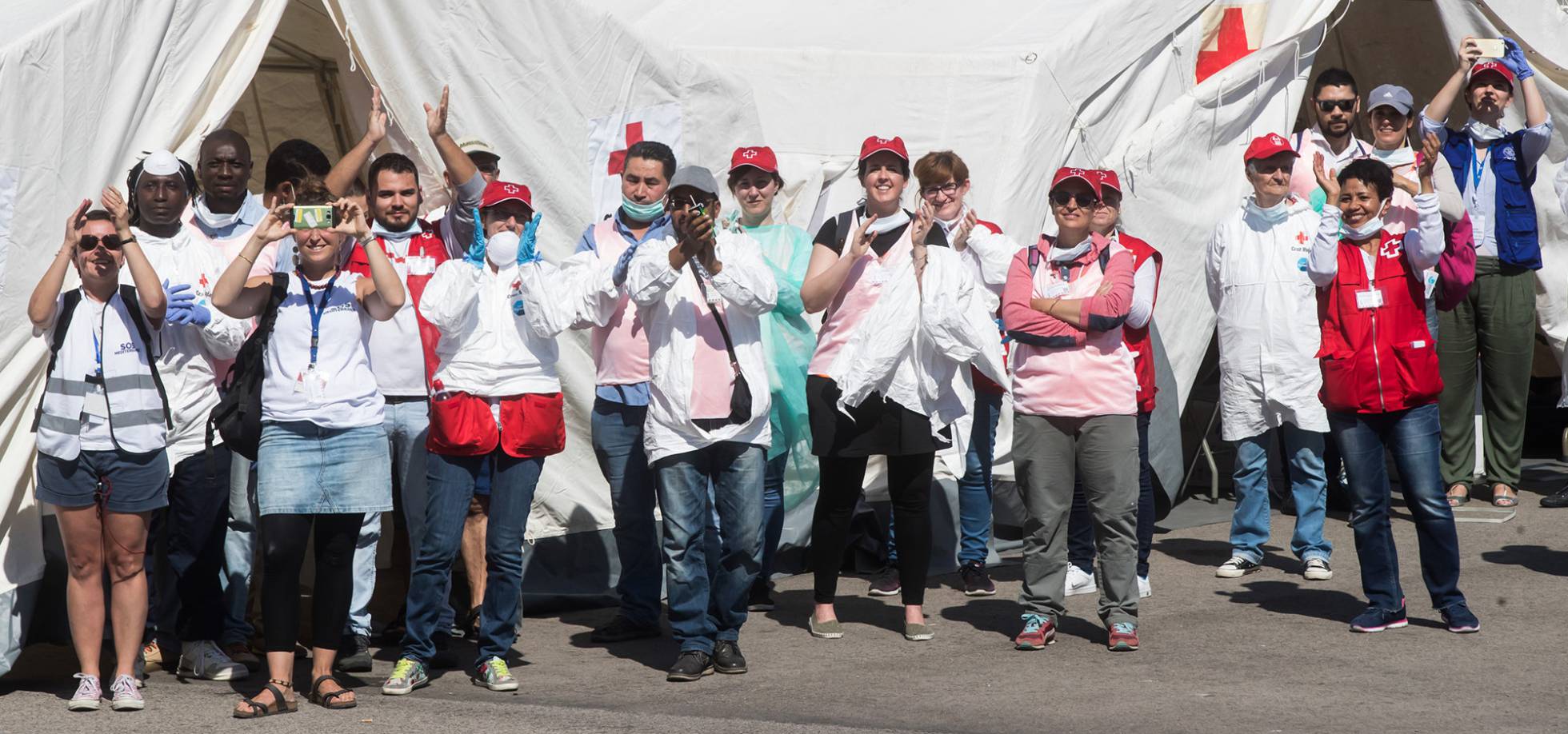 La llegada del 'Aquarius' al puerto de Valencia, en imágenes