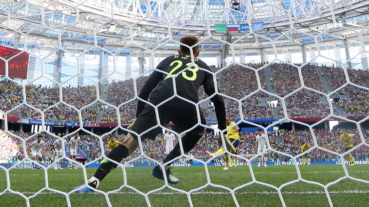 Andreas Granqvist marca el primer gol para la selección sueca.