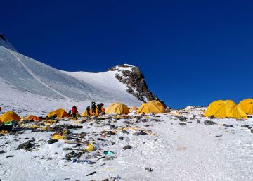 El Everest, un vertedero en el techo del mundo