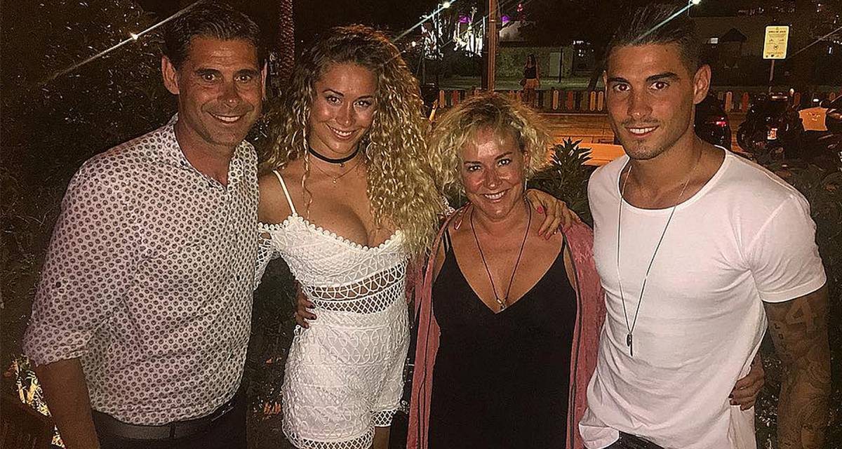 Fernando Hierro y su familia en una foto publicada en la cuenta de Instagram de su hijo.