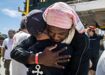 Migrants on board ‘Aquarius’ given 45-day permit to stay in Spain