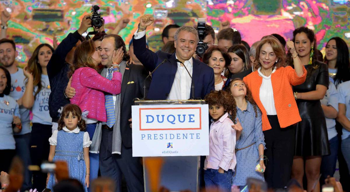 El nuevo presidente de Colombia, Iván Duque, celebra la victoria.