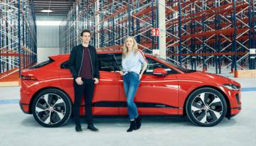 El dúo Reyko frente al Jaguar I-Pace en el que viajaron.